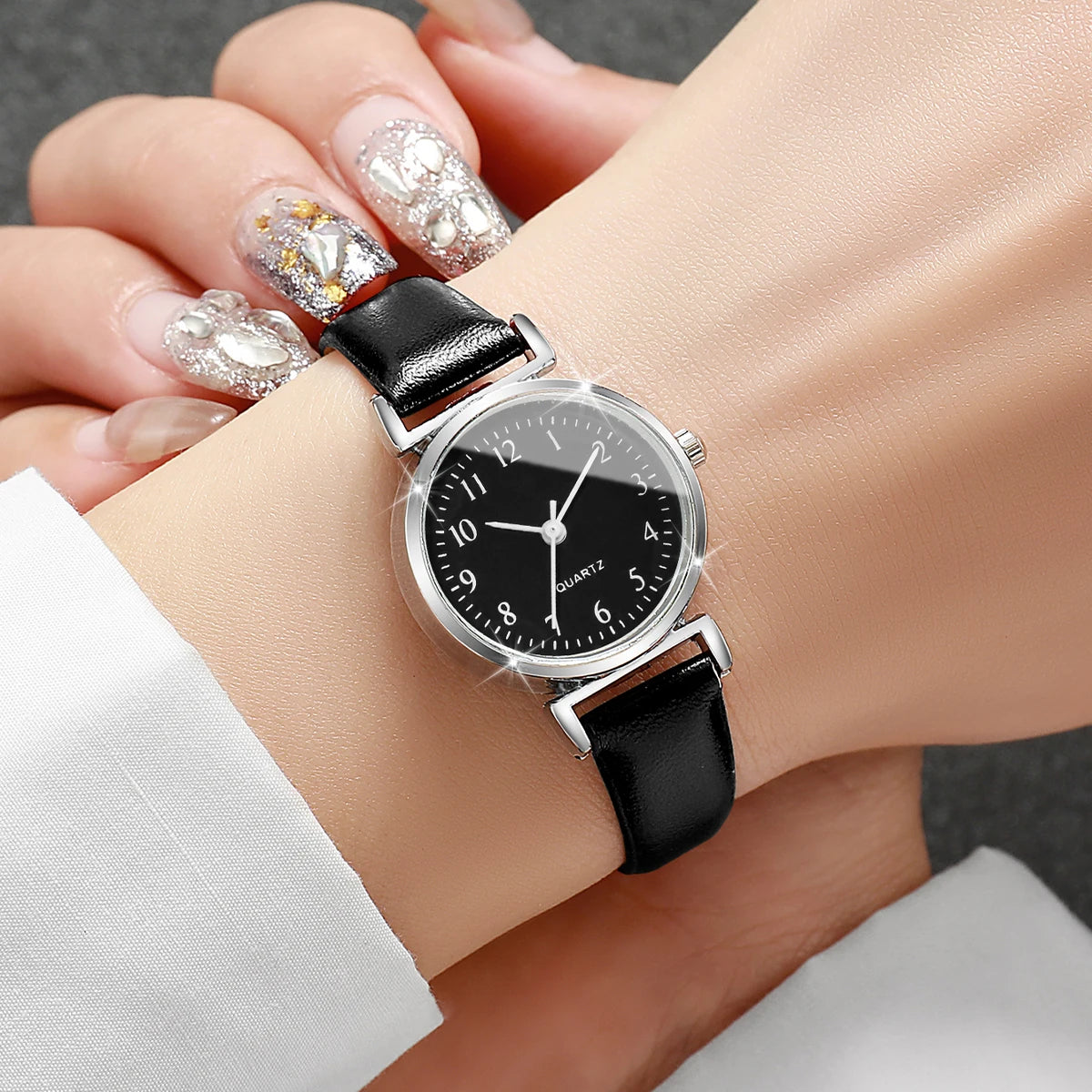 Montre femme minimaliste petit cadran en cuir – vue 1