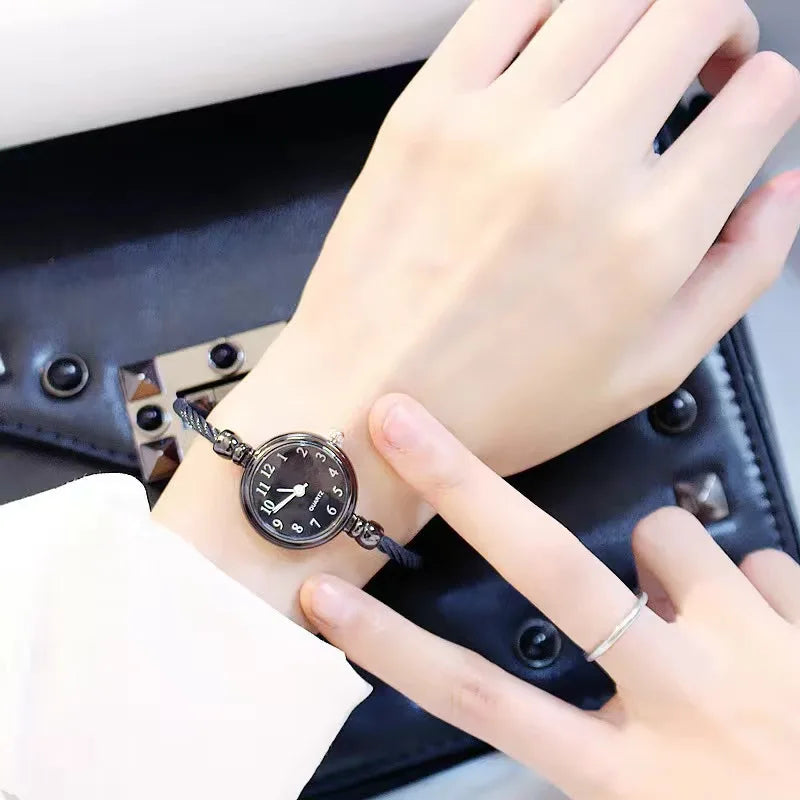 Montre Femme Petit Cadran – Le Charme d’un Bracelet Bijou