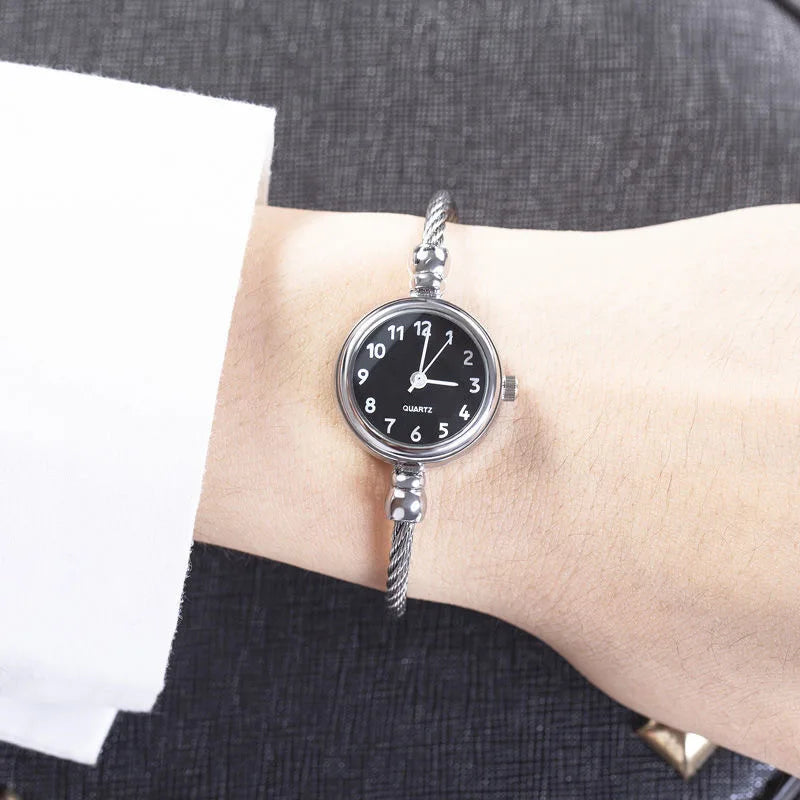 Montre Femme Petit Cadran – Le Charme d’un Bracelet Bijou