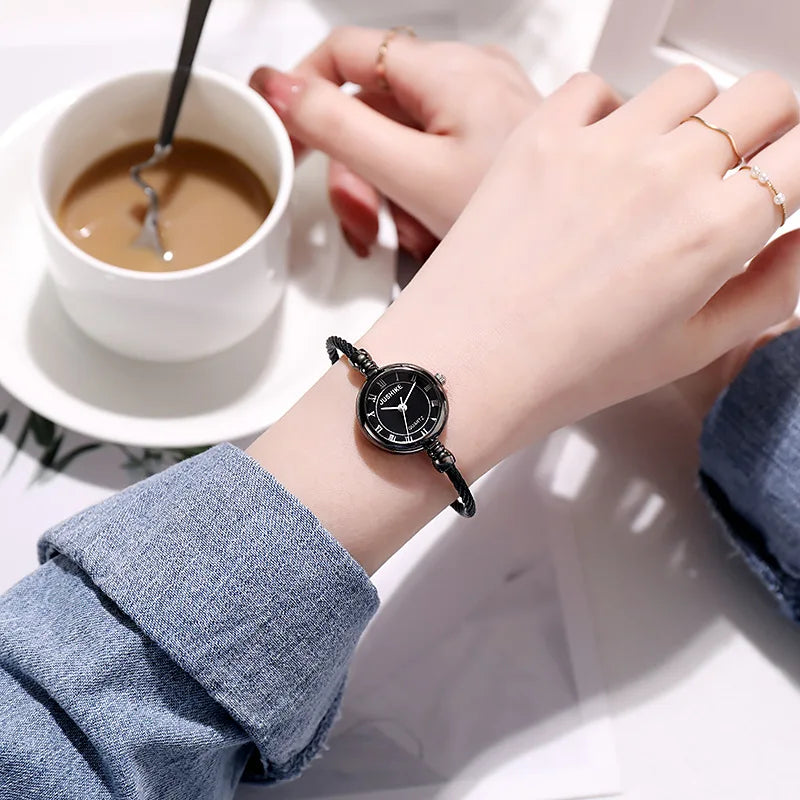 Montre Femme Petit Cadran – Le Charme d’un Bracelet Bijou