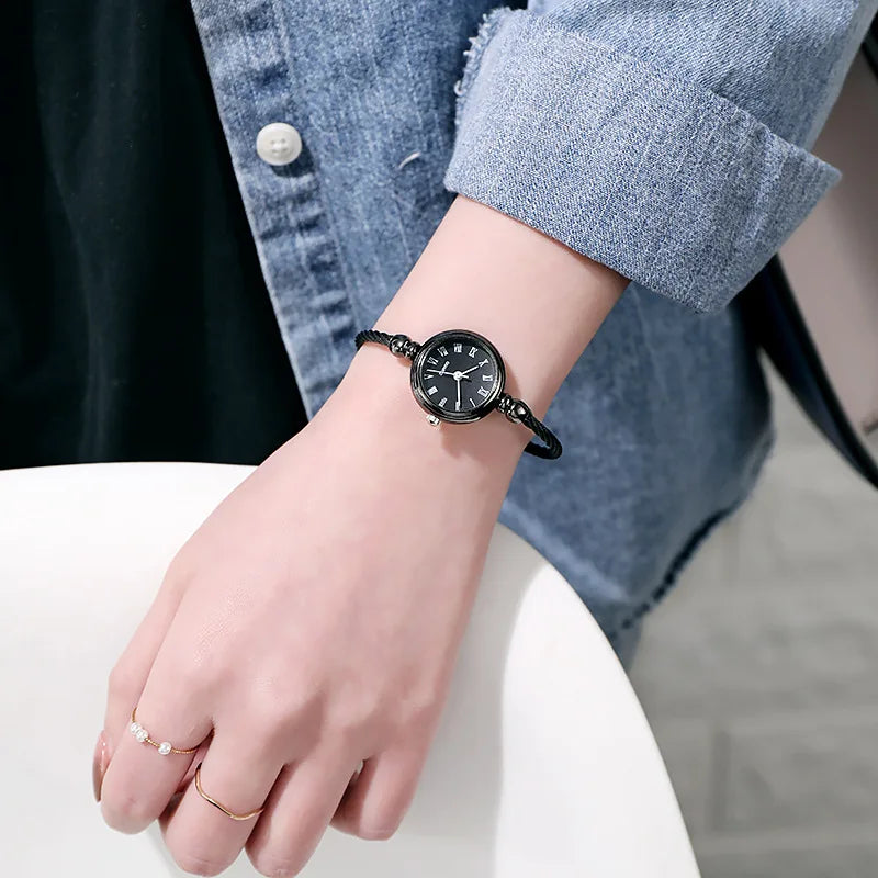 Montre Femme Petit Cadran – Le Charme d’un Bracelet Bijou
