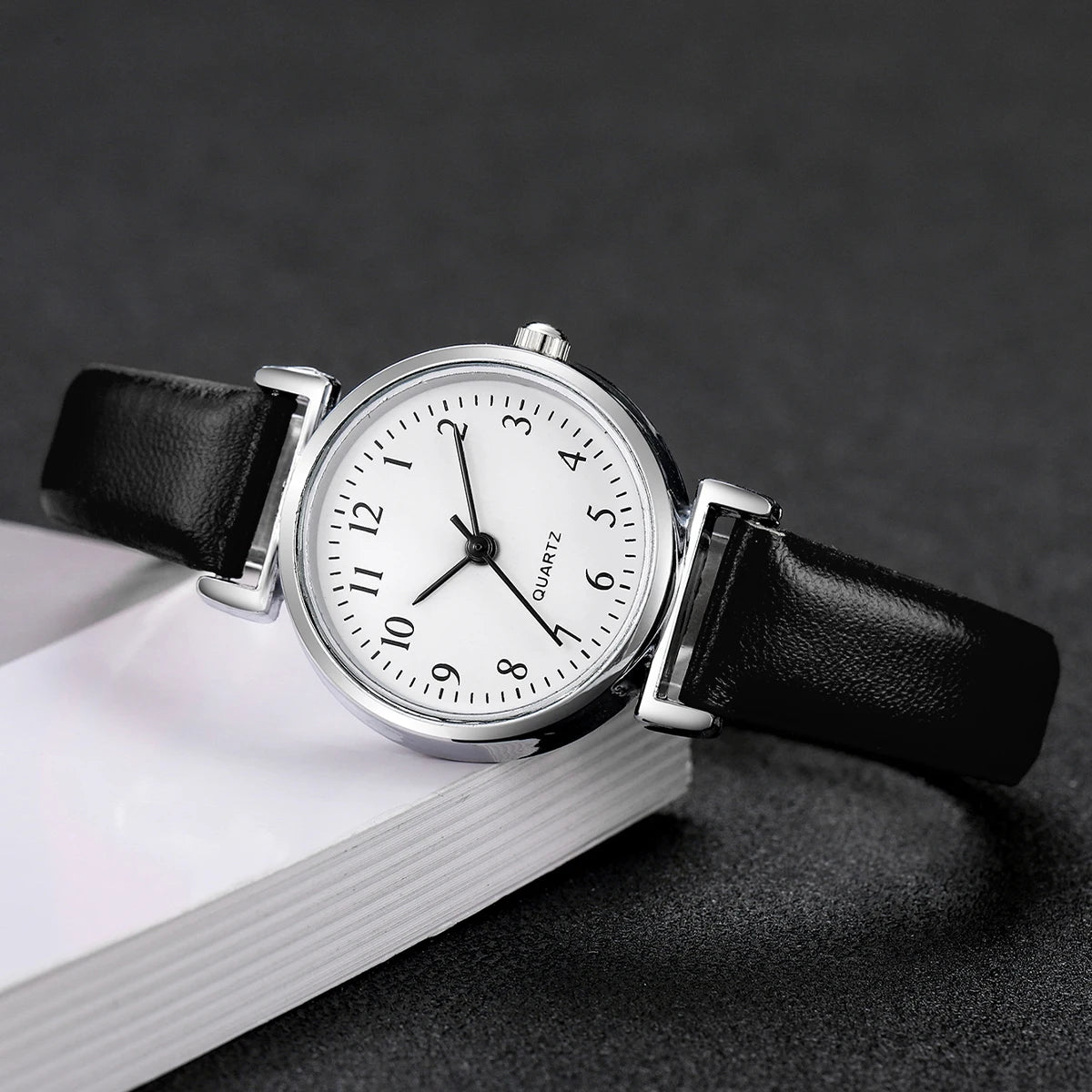 Montre femme minimaliste petit cadran en cuir – vue 15