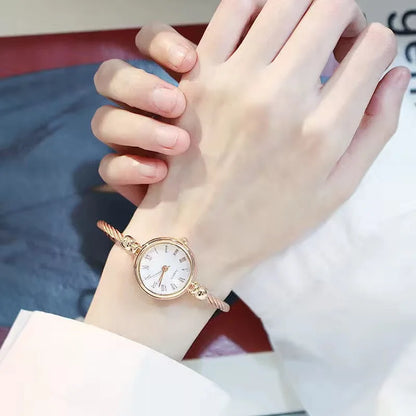 Montre Femme Petit Cadran – Le Charme d’un Bracelet Bijou