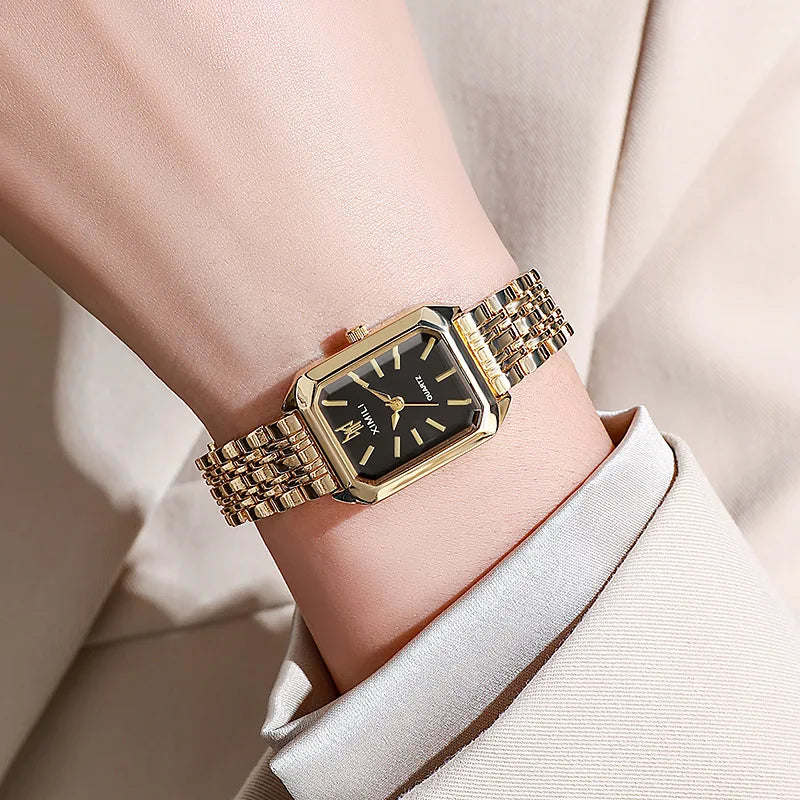 Montre femme rectangulaire dorée cadran noir
