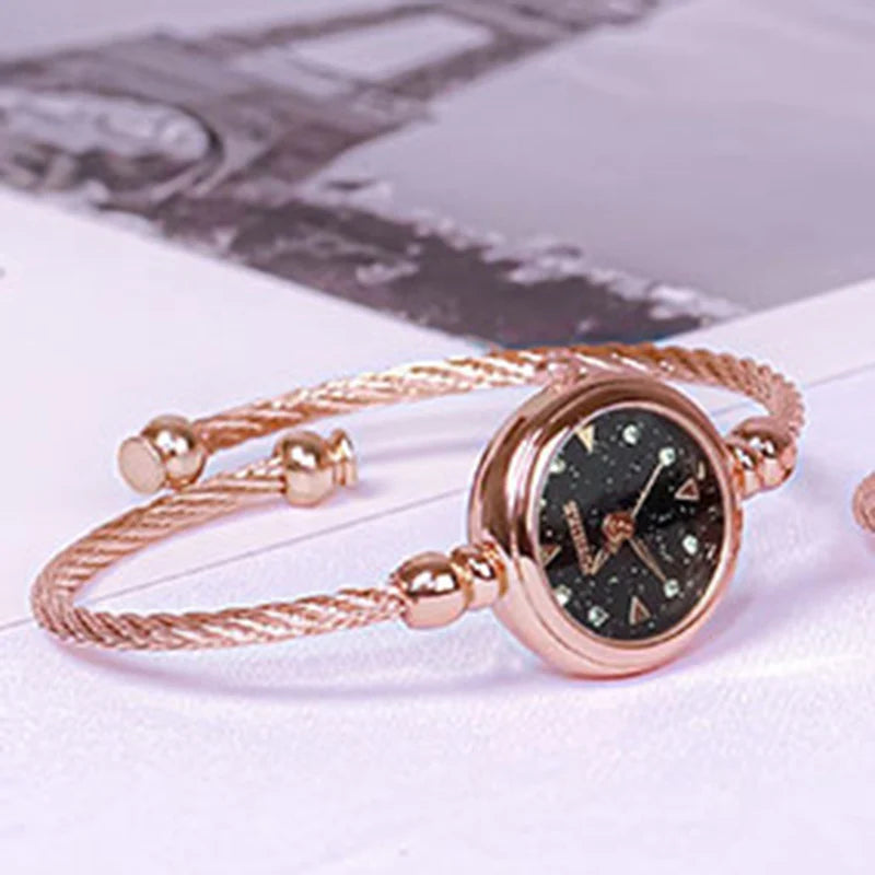 Montre Femme Petit Cadran – Le Charme d’un Bracelet Bijou