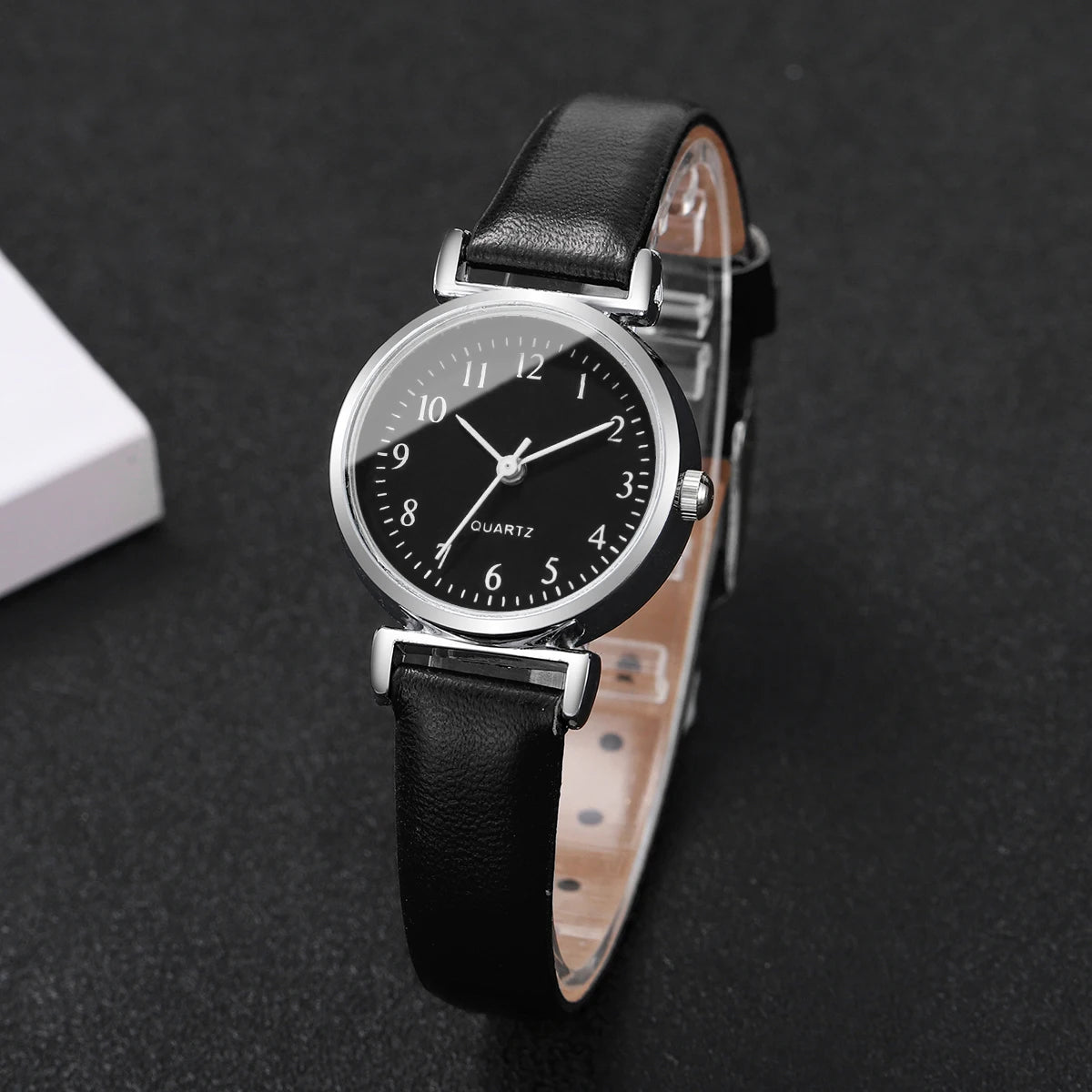 Montre femme minimaliste petit cadran en cuir – vue 9