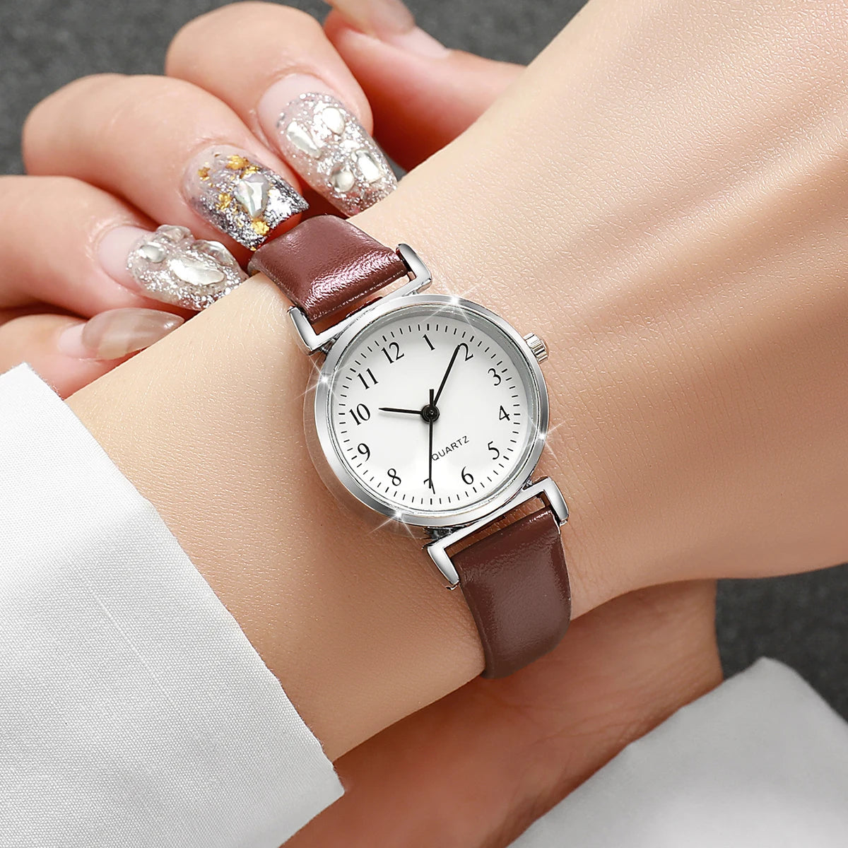 Montre femme minimaliste petit cadran en cuir – vue 7