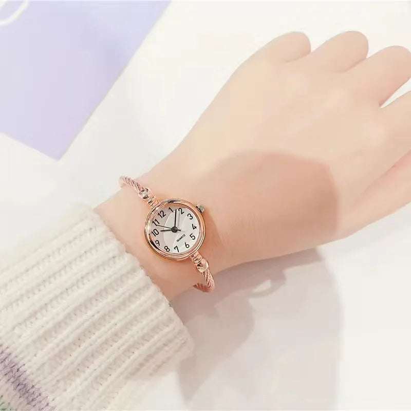 Montre Femme Petit Cadran – Le Charme d’un Bracelet Bijou