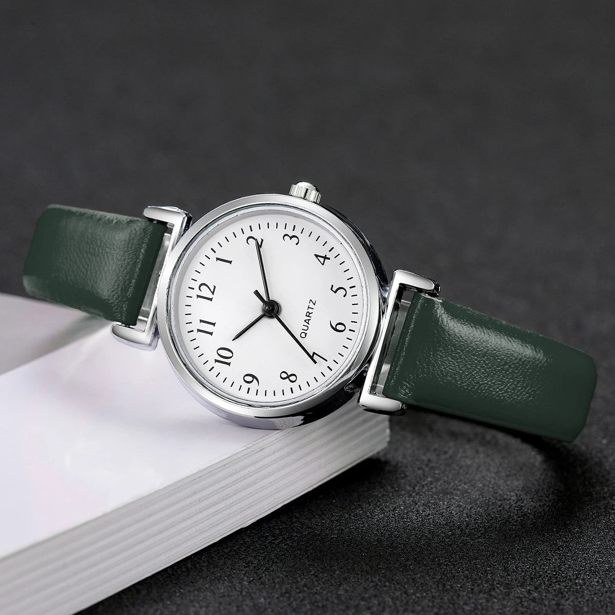 Montre femme minimaliste petit cadran en cuir – vue 5