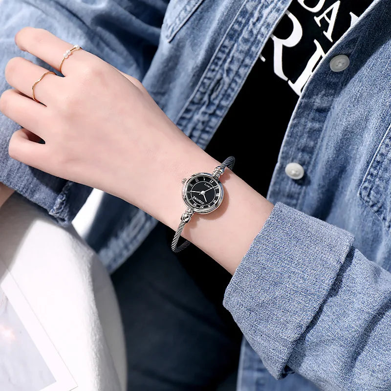 Montre Femme Petit Cadran – Le Charme d’un Bracelet Bijou