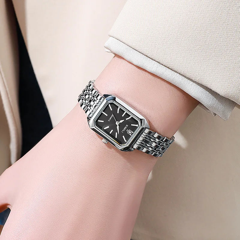 Montre femme rectangulaire argentée cadran noir