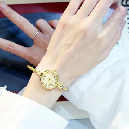 Montre Femme Petit Cadran – Le Charme d’un Bracelet Bijou