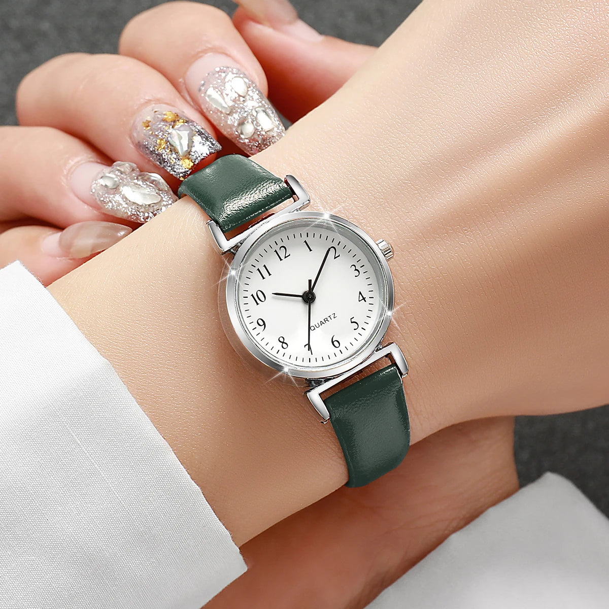Montre femme minimaliste petit cadran en cuir – vue 8