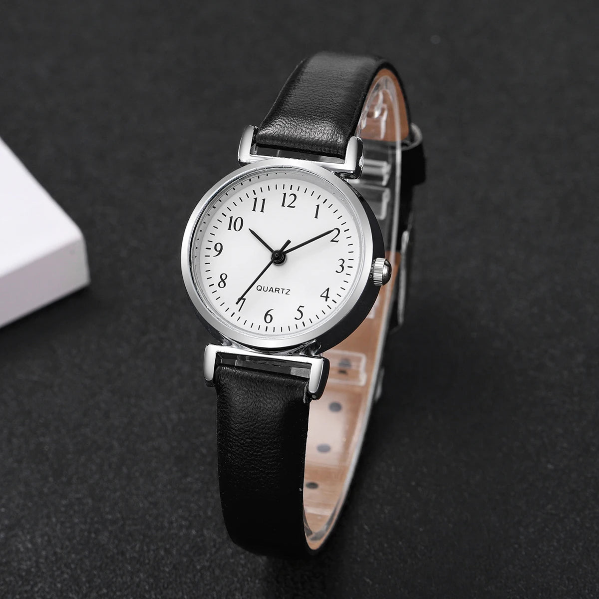 Montre femme minimaliste petit cadran en cuir – vue 10
