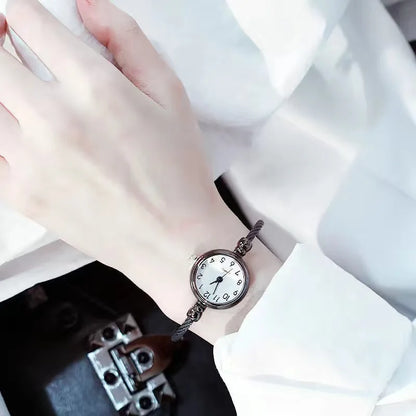 Montre Femme Petit Cadran – Le Charme d’un Bracelet Bijou