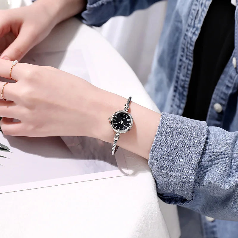 Montre Femme Petit Cadran – Le Charme d’un Bracelet Bijou