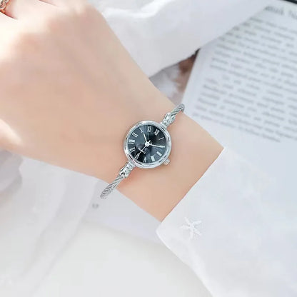 Montre Femme Petit Cadran – Le Charme d’un Bracelet Bijou