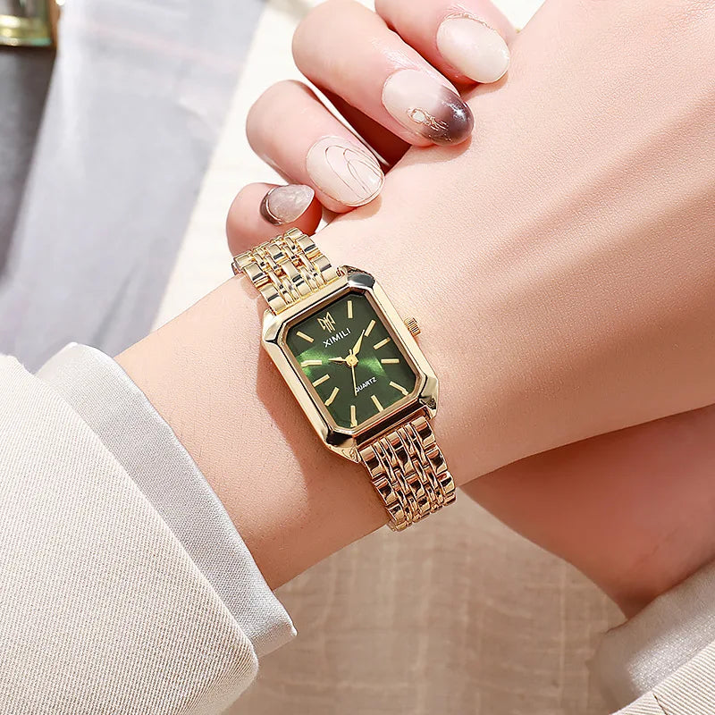Montre femme rectangulaire dorée cadran vert