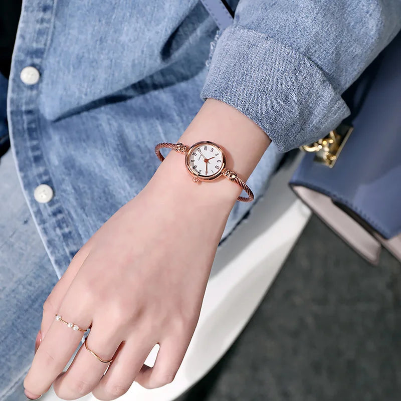 Montre Femme Petit Cadran – Le Charme d’un Bracelet Bijou