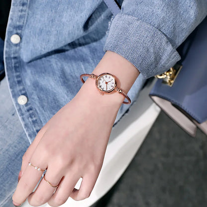 Montre Femme Petit Cadran – Le Charme d’un Bracelet Bijou