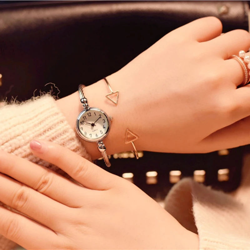 Montre Femme Petit Cadran – Le Charme d’un Bracelet Bijou