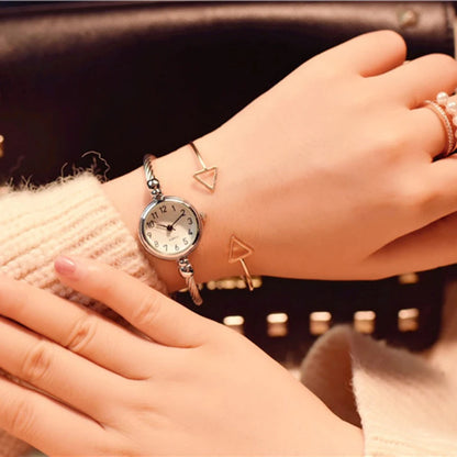 Montre Femme Petit Cadran – Le Charme d’un Bracelet Bijou