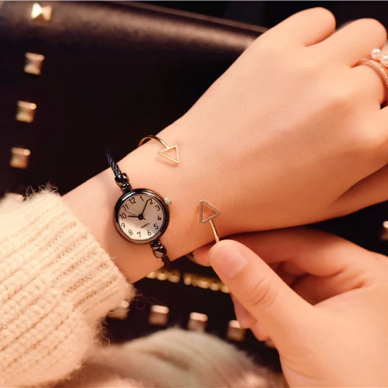 Montre Femme Petit Cadran – Le Charme d’un Bracelet Bijou