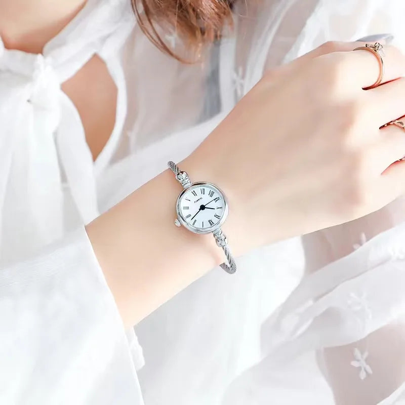 Montre Femme Petit Cadran – Le Charme d’un Bracelet Bijou