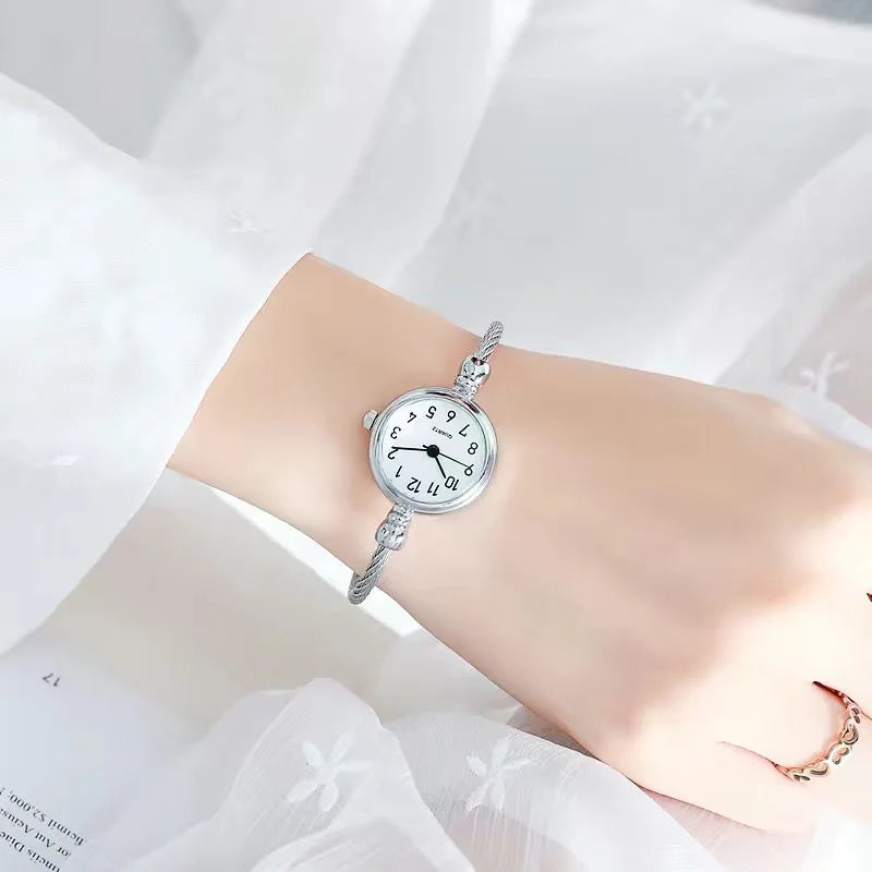 Montre Femme Petit Cadran – Le Charme d’un Bracelet Bijou