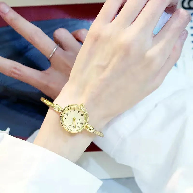 Montre Femme Petit Cadran – Le Charme d’un Bracelet Bijou