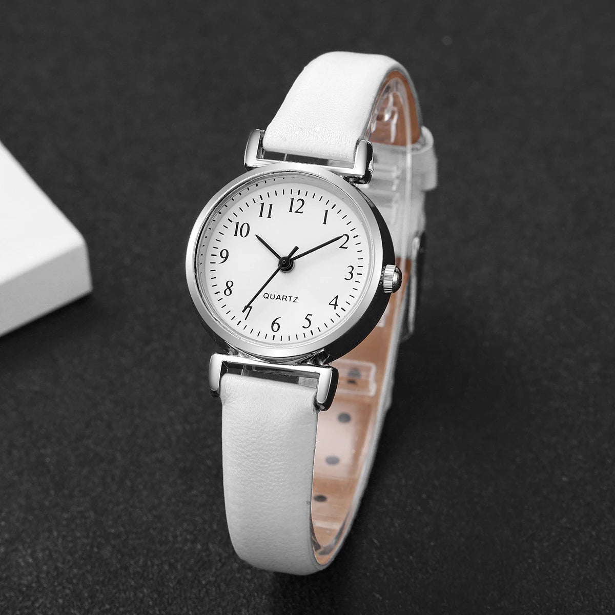 Montre femme minimaliste petit cadran en cuir – vue 11