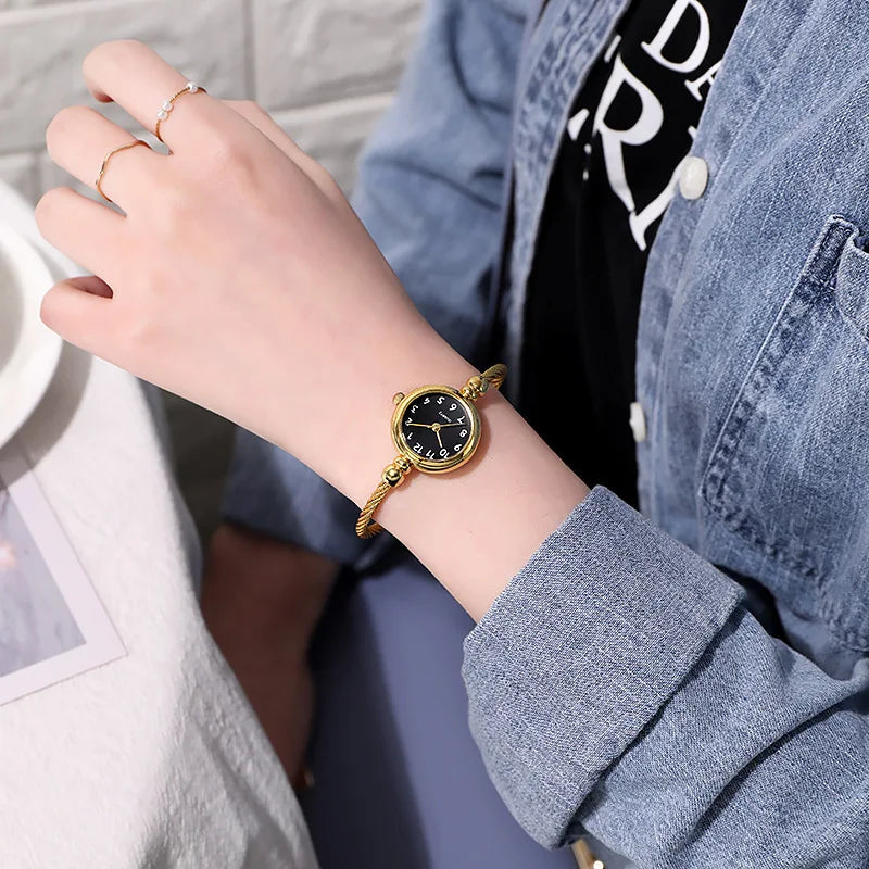 Montre Femme Petit Cadran – Le Charme d’un Bracelet Bijou