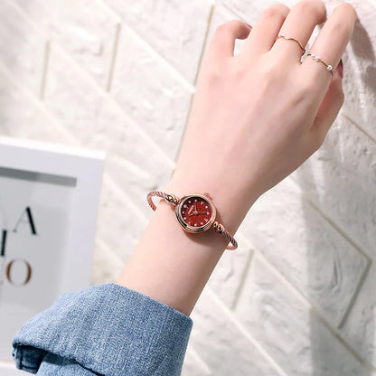 Montre Femme Petit Cadran – Le Charme d’un Bracelet Bijou