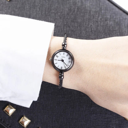 Montre Femme Petit Cadran – Le Charme d’un Bracelet Bijou