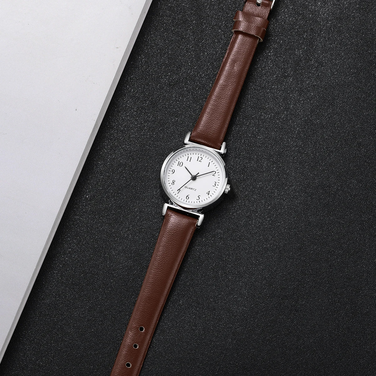 Montre femme minimaliste petit cadran en cuir – vue 19