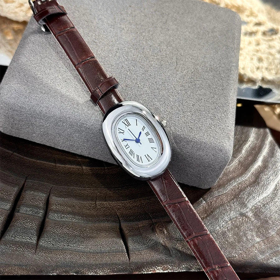 Montre femme ovale vintage argentée bracelet marron