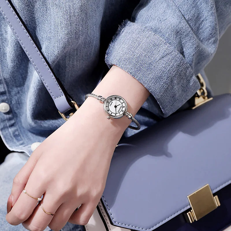 Montre Femme Petit Cadran – Le Charme d’un Bracelet Bijou